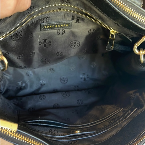 Gorgeous Tory Burch Robinson Tote in Black - Picture 10 of 10